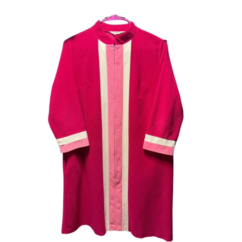 Vintage 60-70s Vanity Fair Fuchsia and Cream Housecoat